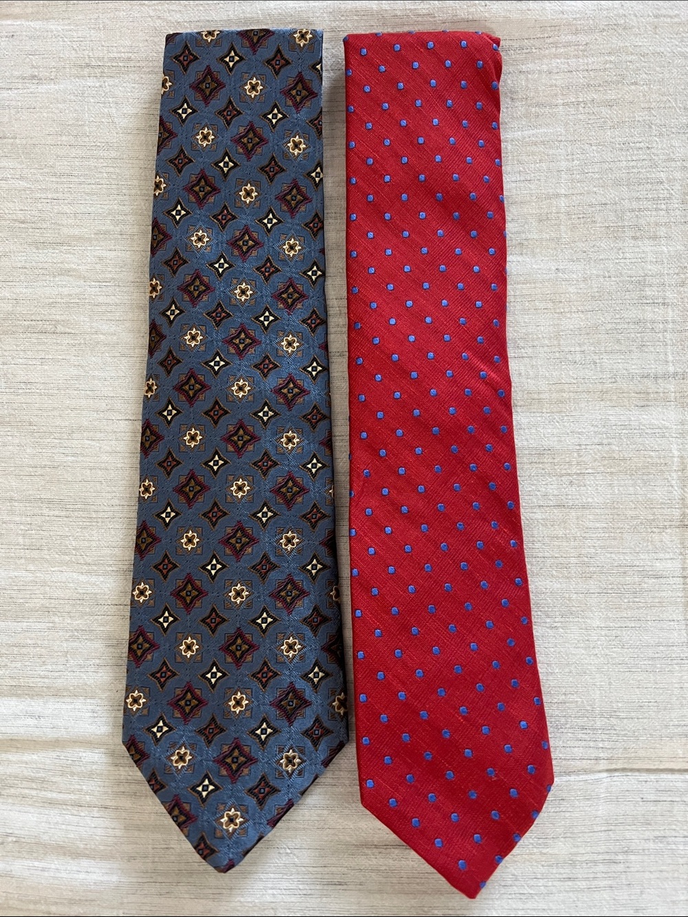 Men's Red Polka Dot Silk Tie – Classic Formal Accessory